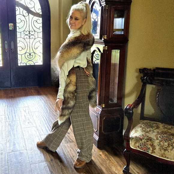 Crystal Fox Fur Boa Wrap in Original Box - Picture 11 of 17